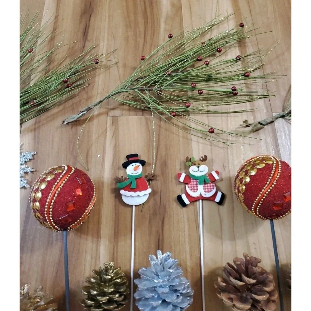 Lot Of Christmas Floral Picks‎ Pinecones Maple Clips Lot Of 18